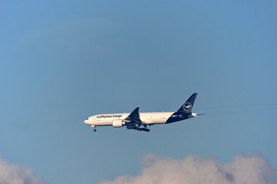 aeroplane, airplane, autumn, blue, blue sky background, bright, europe, fall, frankfurt, frankfurt airport, frankfurt am main, fraport, germay, on the move, outdoor, outdoors, sky, sunny day, technolo