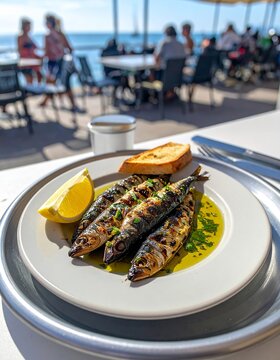 Sardinhas assadas en un restaurante al aire libre frente al mar en una tarde soleada