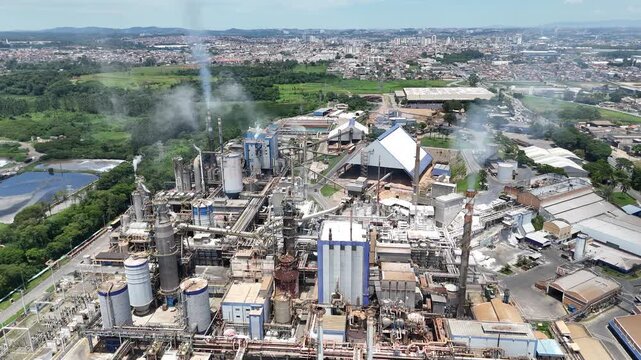 V&iacute;deo a&eacute;reo de ind&uacute;stria de papel e celulose mostrando chamin&eacute;s, caldeiras e estruturas industriais em opera&ccedil;&atilde;o, destacando produ&ccedil;&atilde;o em larga escala e infraestrutura pesada.