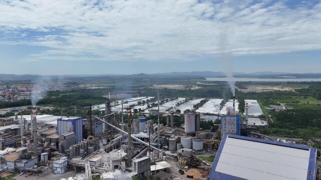 Vista a&eacute;rea da planta industrial de papel e celulose destaca chamin&eacute;s ativas, caldeiras e a dimens&atilde;o da produ&ccedil;&atilde;o industrial integrada ao territ&oacute;rio.