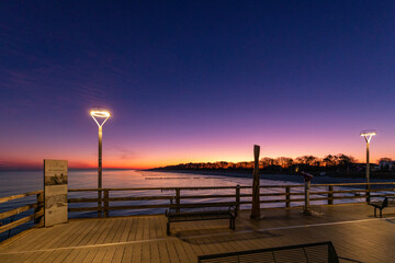 Vor Sonnenaufgang auf der Zingster Seebr&uuml;cke.