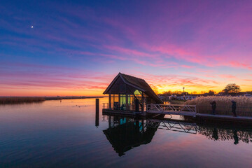 Nach Sonnenuntergang am Zingster Hafen.