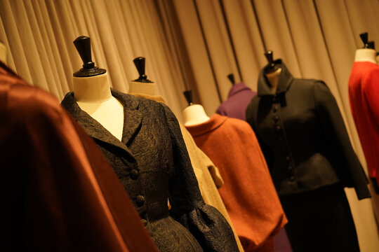 Maniqu&iacute;es o bustos de costura con vestidos o trajes, referencia a la industria textil de la moda, alta costura