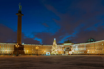 The main New Year's tree in Saint Petersburg on Palace Square, with the Arch of the General Staff of the Hermitage and the Alexander Column, Saint Petersburg, Russia