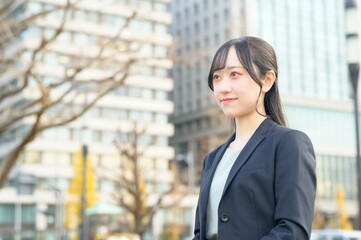 オフィス街とスーツのビジネスウーマン