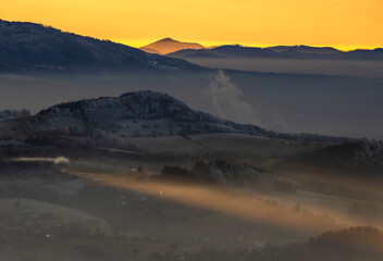 Zimowy zach&oacute;d słońca w Beskidach. Widok z R&oacute;wnicy. Ustroń. Polska.