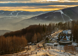 Zimowy zach&oacute;d słońca w Beskidach. Widok z R&oacute;wnicy. Ustroń. Polska.