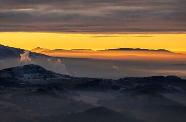 Zimowy zach&oacute;d słońca w Beskidach. Widok z R&oacute;wnicy. Ustroń. Polska.