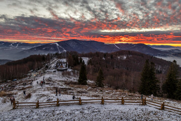 Zimowy zach&oacute;d słońca w Beskidach. Widok z R&oacute;wnicy. Ustroń. Polska.