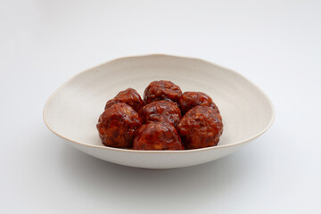 肉団子の甘酢あんかけ 白背景