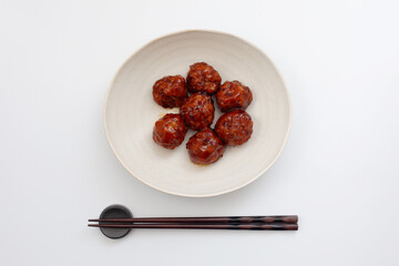 肉団子の甘酢あんかけ 白背景