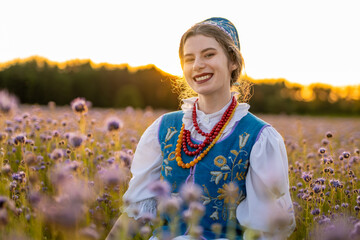 Kaszubka w czepcu i sukience kaszubskiej z wzorami kaszubskimi © SILVERY BIRD