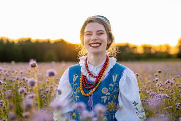 Kaszubka w czepcu i sukience kaszubskiej z wzorami kaszubskimi © SILVERY BIRD