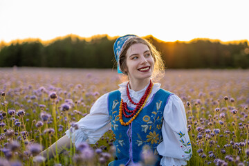 Kaszubka w czepcu i sukience kaszubskiej z wzorami kaszubskimi © SILVERY BIRD