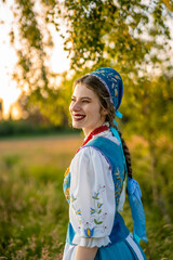 Kaszubka w czepcu i sukience kaszubskiej z wzorami kaszubskimi © SILVERY BIRD