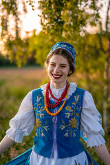 Kaszubka w czepcu i sukience kaszubskiej z wzorami kaszubskimi © SILVERY BIRD