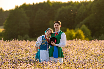 Kaszubska pora w strojach kaszubskich we wzory kaszubskie © SILVERY BIRD