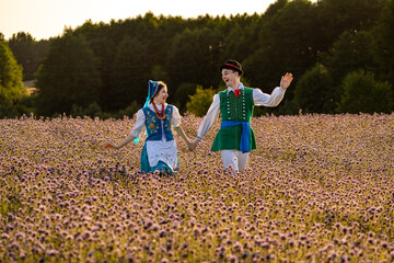 Kaszubska pora w strojach kaszubskich we wzory kaszubskie © SILVERY BIRD