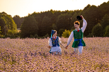 Kaszubska pora w strojach kaszubskich we wzory kaszubskie © SILVERY BIRD