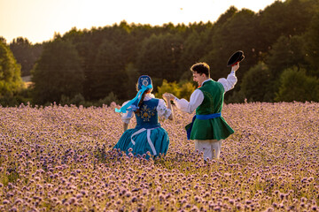 Kaszubska pora w strojach kaszubskich we wzory kaszubskie © SILVERY BIRD