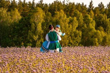 Kaszubska pora w strojach kaszubskich we wzory kaszubskie © SILVERY BIRD