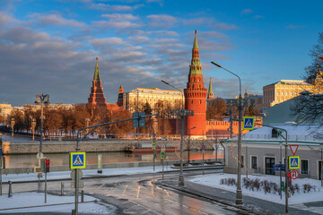 Fototapeta premium Kremlevskaya embankment and the towers of the Moscow Kremlin from the and Sofiyskaya embankment of the Moskva River on a sunny winter day, Moscow, Russia