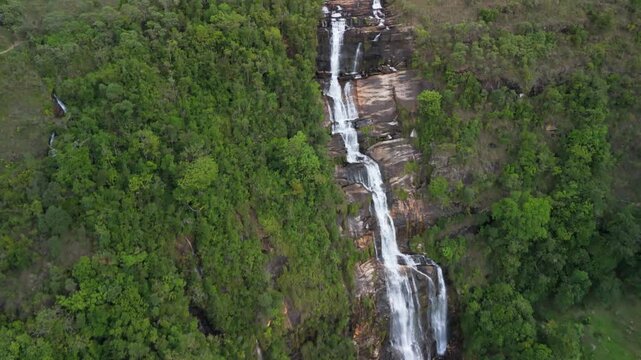 Linda Cachoeira nas Montanhas da Serra da Mantiqueira de Minas Gerais, Cachoeira do Juju, Baependi, Minas Gerais, Brasil