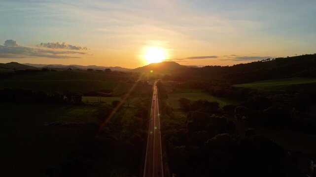 tr&acirc;nsito na rodovia com Bel&iacute;ssimo p&ocirc;r do sol na estrada