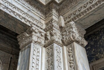 Obraz premium Intricate marble carvings on an ornate column and frieze in a grand interior