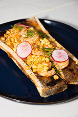 Close-up de tu&eacute;tanos con esquites, eneldo y camarones 