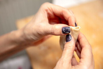 Ręczne robienie pierogów, przygotowania do świąt © hunter76