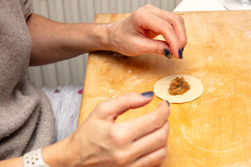 Ręczne robienie pierogów, przygotowania do świąt © hunter76