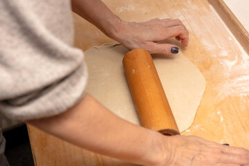 Ręczne robienie pierogów, przygotowania do świąt