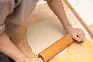 Ręczne robienie pierogów, przygotowania do świąt © hunter76