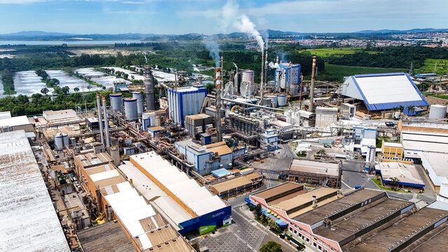 Imagem a&eacute;rea da unidade industrial da Suzano Papel e Celulose, destacando instala&ccedil;&otilde;es fabris, log&iacute;stica interna e integra&ccedil;&atilde;o entre produ&ccedil;&atilde;o e controle ambiental. Suzano SP 02 jan 2026