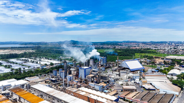 Instala&ccedil;&atilde;o industrial de papel e celulose com estruturas de grande porte, evidenciando processamento de fibras, produ&ccedil;&atilde;o cont&iacute;nua e a import&acirc;ncia do setor florestal na economia.