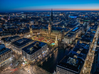 Obraz premium Aerial view of Hamburg’s historic city center with illuminated Rathaus and the festive Christmas market. Advent, Christmas in Hamburg. Atmosphere before the New Year. 