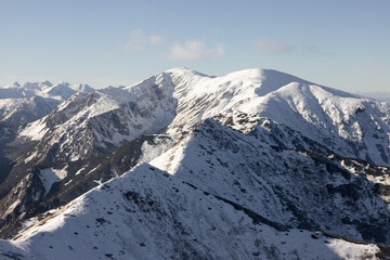 Zimowy krajobraz górski, widok ze szczytu Kasprowego Wierchu w słoneczny dzień. © W Podróży do Chmur