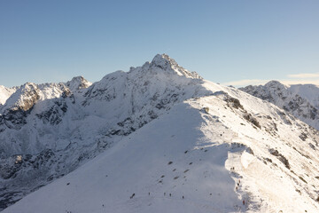 Zimowa panorama Tatr Wysokich – widok z Kasprowego Wierchu na szczyt Świnicy © W Podróży do Chmur