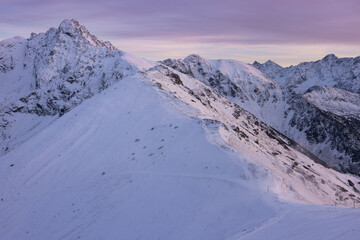 Zachód słońca na Kasprowym Wierchu z widokiem na szczyt Świnicy zimą © W Podróży do Chmur
