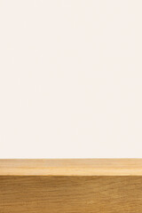 Naklejka premium Empty gray background with wooden shelf