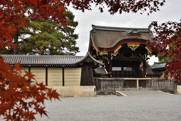 京都御苑　モミジに囲まれる建春門(京都市上京区)