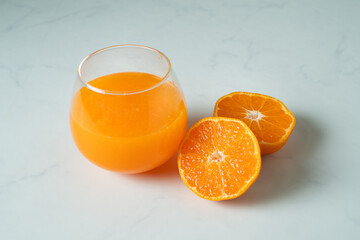 白背景のみかんジュース