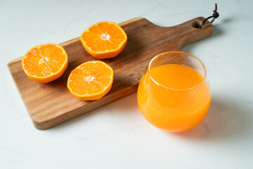カットしたみかんとジュース