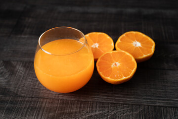木製テーブルのみかんジュース