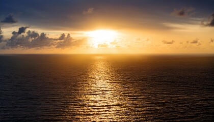 Fototapeta premium Golden Horizon Over The Endless Ocean