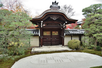 秋の永観堂禅林寺　釈迦堂から眺める唐門と盛砂(京都市左京区)