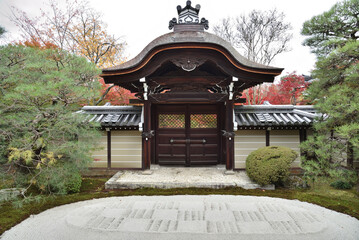 秋の永観堂禅林寺　釈迦堂から眺める唐門と盛砂(京都市左京区)