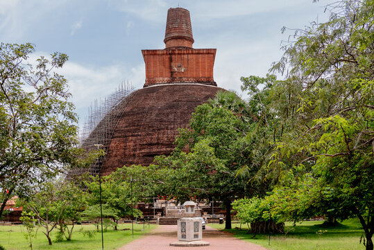 Magn&iacute;fica estopa budista de Jetavanaramaya en Anuradhapura, Sri Lanka. Un lugar muestra de la grandeza del patrimonio cultural del pa&iacute;s..