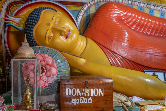 Buda reclinado en un templo budista de Anuradhapura en Sri Lanka